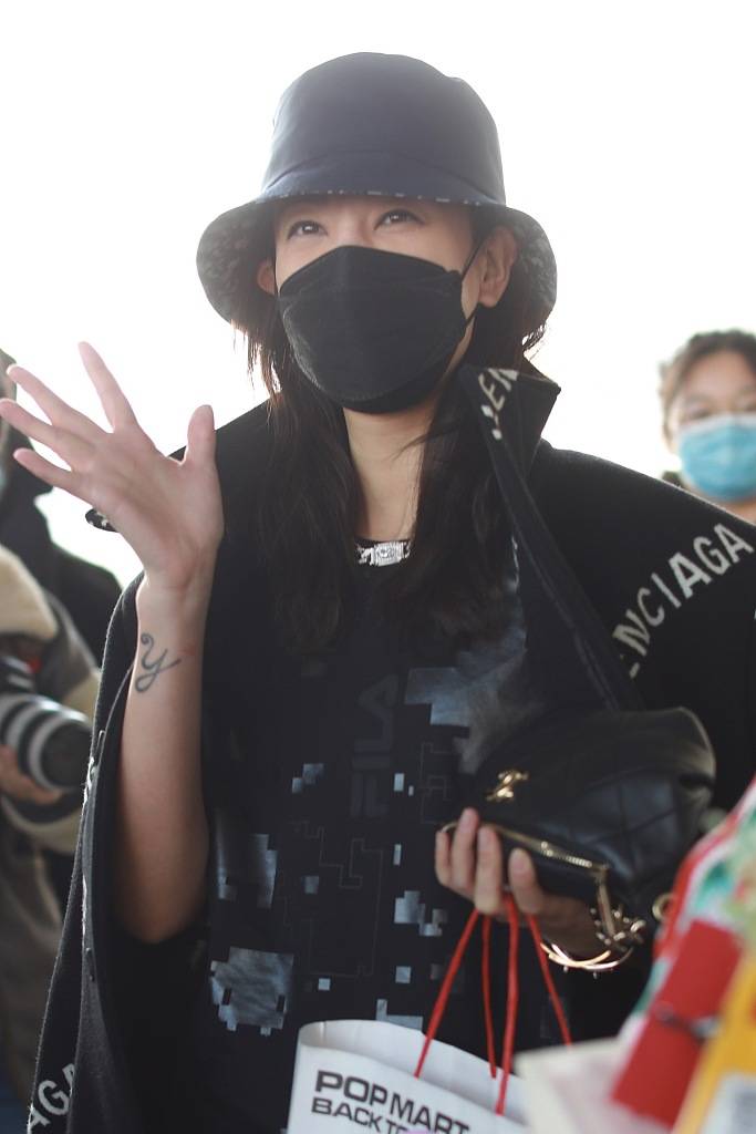 郑希怡黑衣加身化身港风大佬 被粉丝簇拥亲切聊天-搜狐大视野-搜狐新闻