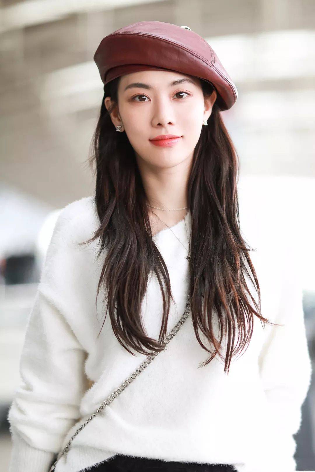 32岁王菲菲白毛衣搭配针织裙清纯可人杨幂少见的一身酷帅穿搭