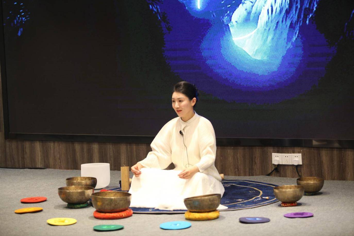 菡音女士现场为学员们进行颂钵疗愈,带领学员们用音波重启人体内在