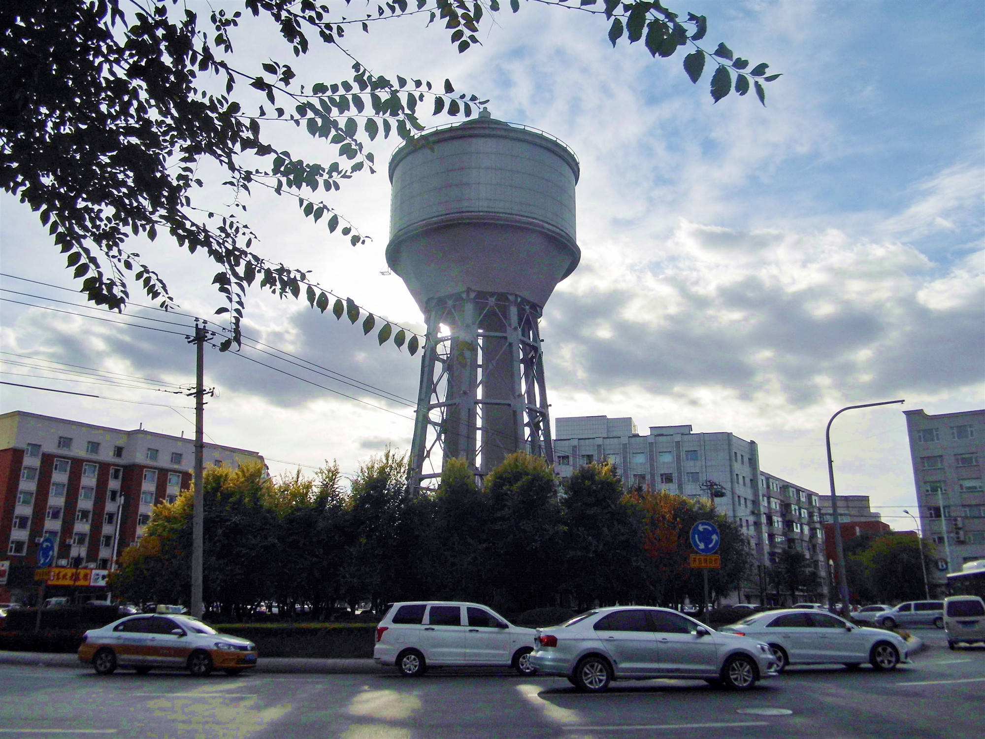 当时30米高的西广场水塔堪称是长春的标志性建筑,当然也标志着100多年