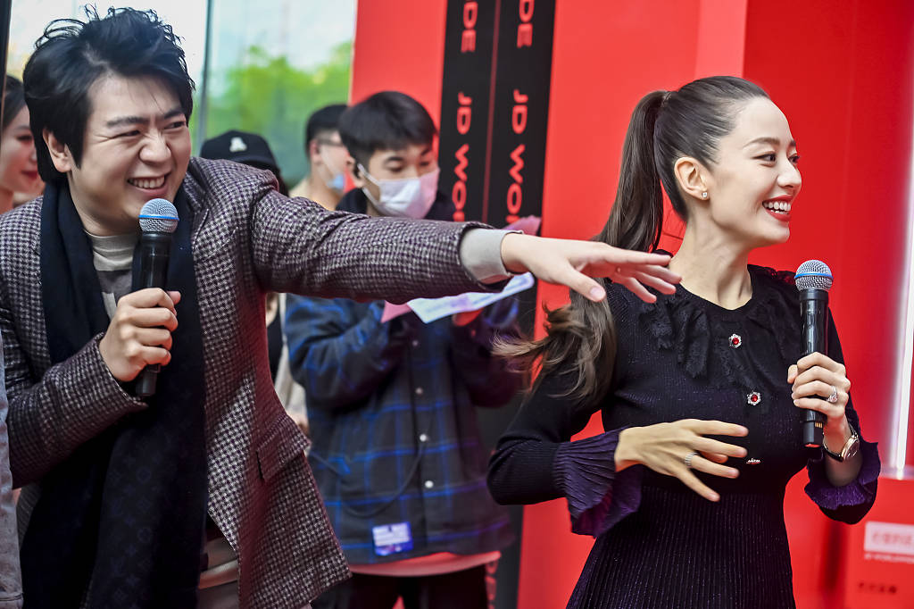 郎朗与娇妻合奏钢琴曲 吉娜怀孕6个月腰身纤细依旧