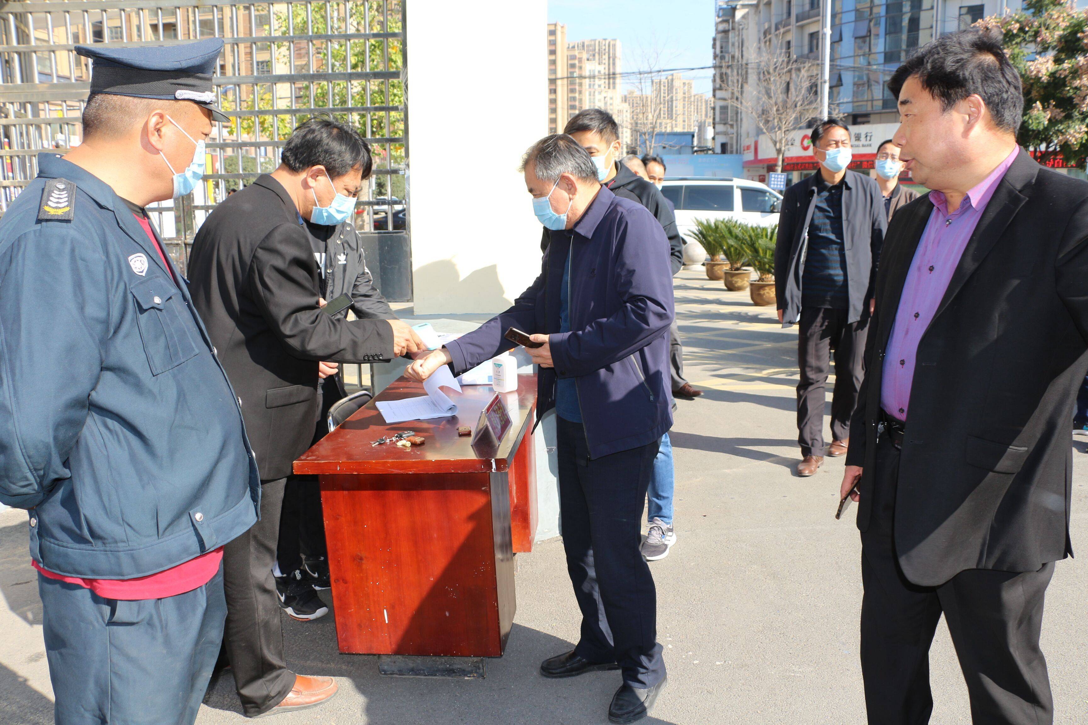 组胡刚一行到阜南县第九小学检查秋冬季校园疫情防控工作,副县长姜宁