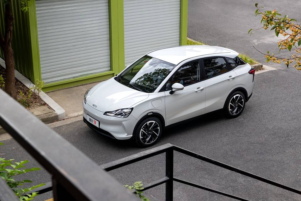 99万元的纯电小车还送"智能管家"?续航401公里的哪吒v上市_汽车