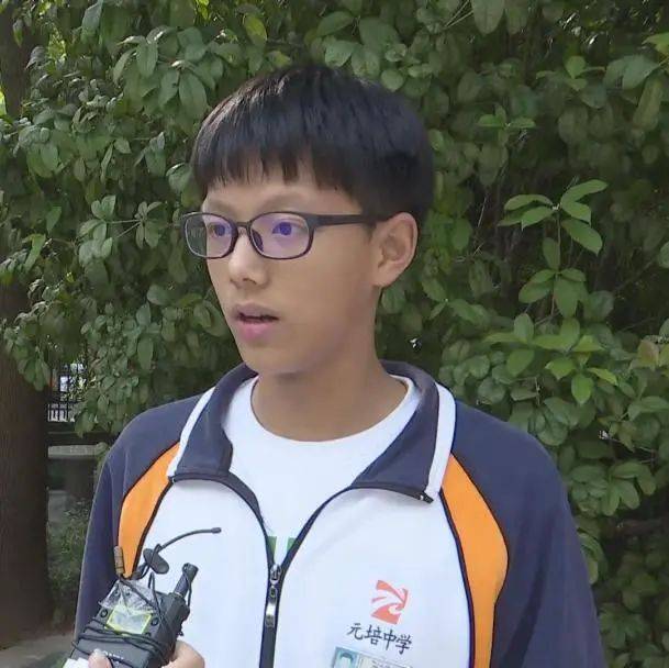 "压垮成年人只需一个家长群 "?_冯翠苗