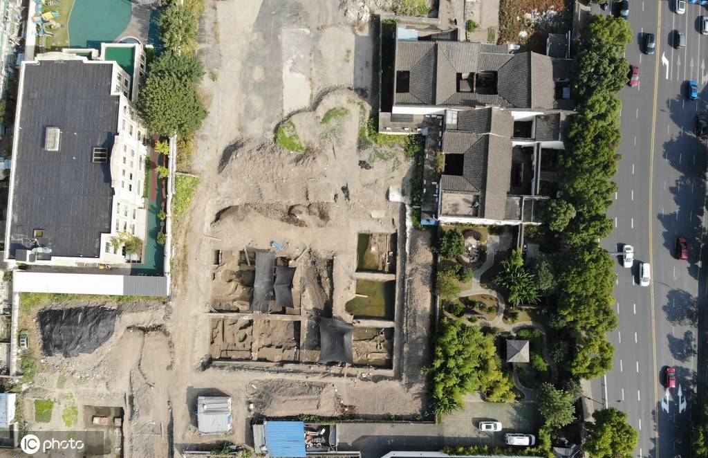 1/ 12 位于杭州城南约6000平方米的南宋皇宫"德寿宫"遗址考古发掘取得