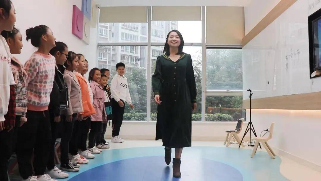 有礼貌地把东西递到别人手里,例如双手拿书,书面朝着老师方便老师翻阅