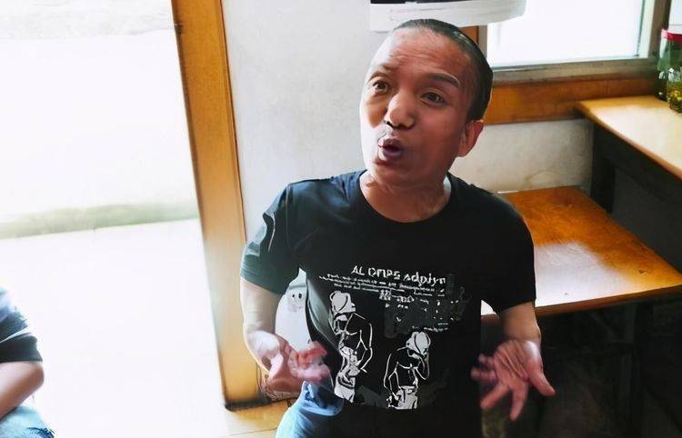 "土行孙"余华东,老家第一个万元户,当红时娶娇妻,今生活艰难