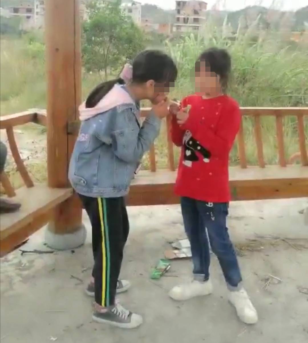 5名讲粤语小女孩聚众抽烟,个个都炫耀自己有男朋友,最大的10岁_视频