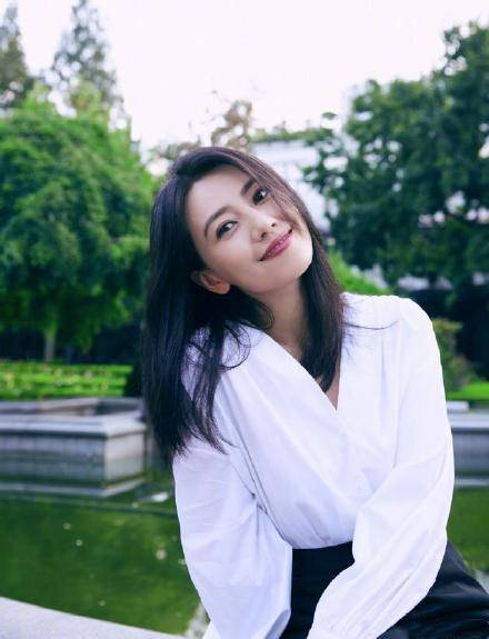 高圆圆,穿着粉色镶钻礼服的她身材前凸后翘十分性感,笑容甜美少女感