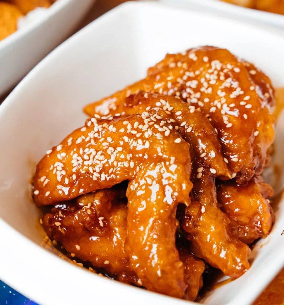 鸡翅 "推荐①· 吃过就忘不掉的招牌炸鸡 ·凭借独特的韩式啤酒炸鸡