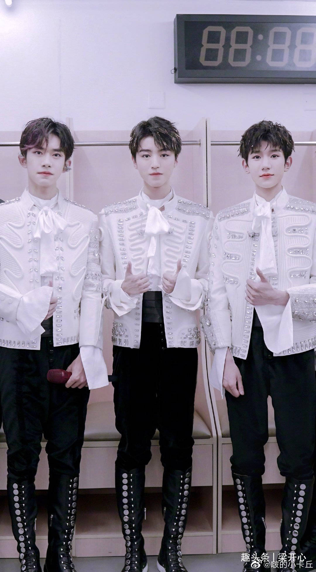 重庆男孩,仅仅剩一个湖南省地千玺弟弟,死命的拉扯着自家男团不要过度