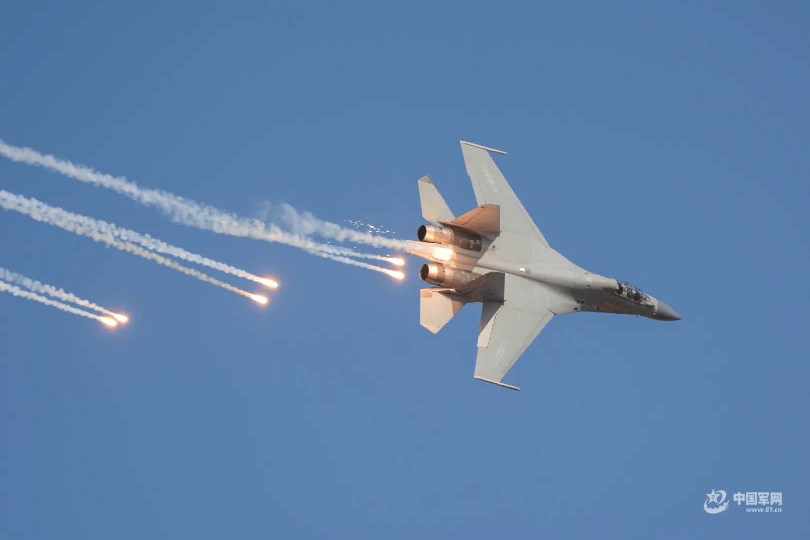 罕见!歼16战机海湾超低空掠海飞行