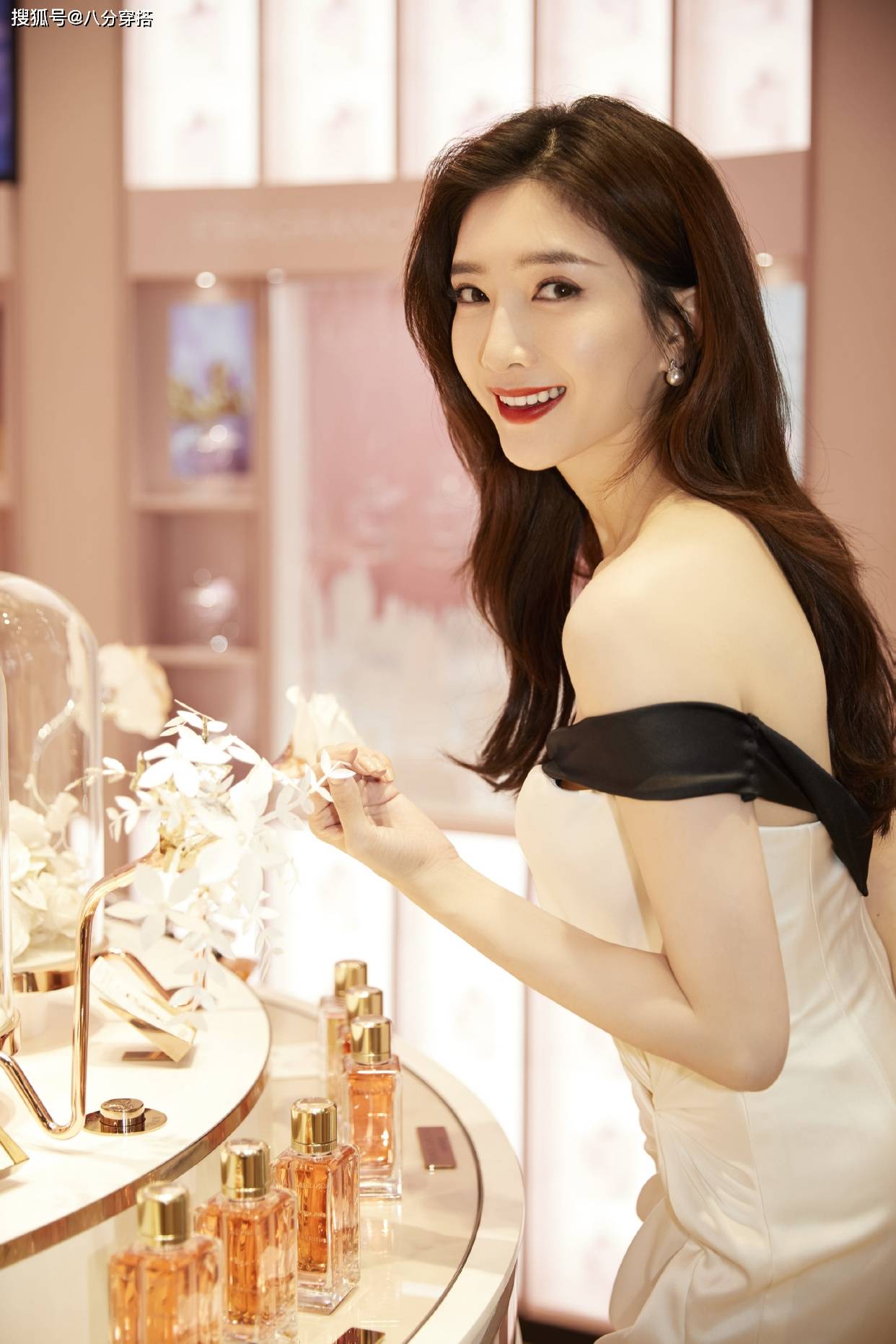 又被江疏影惊艳到了身穿一袭白色礼服精致性感优雅迷人超惹眼