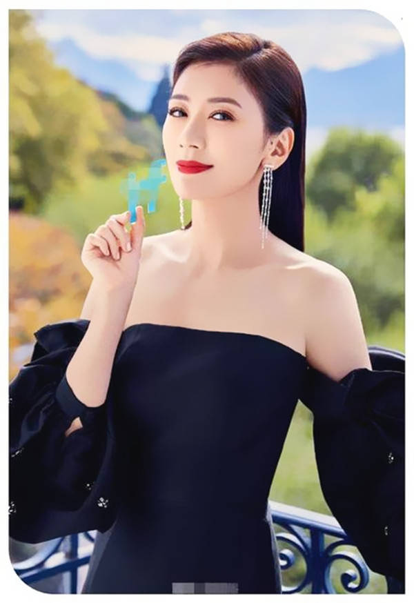 46岁贾静雯出席活动显疲惫 眼神黯淡无笑容 吊带裙穿出好身材