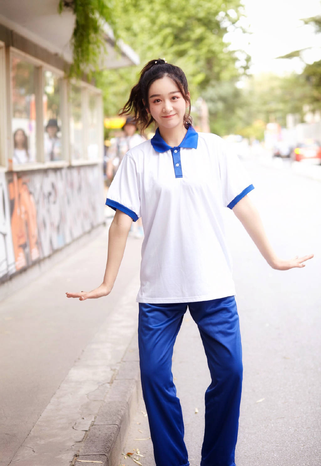 《锦绣南歌》中她是梅绮,今穿t恤配大熊猫印花短裙,俏皮又可爱_文竹