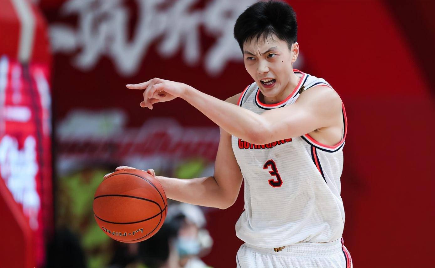 原创胡明轩成人生赢家女友颜值身材完美两人在一起很幸福