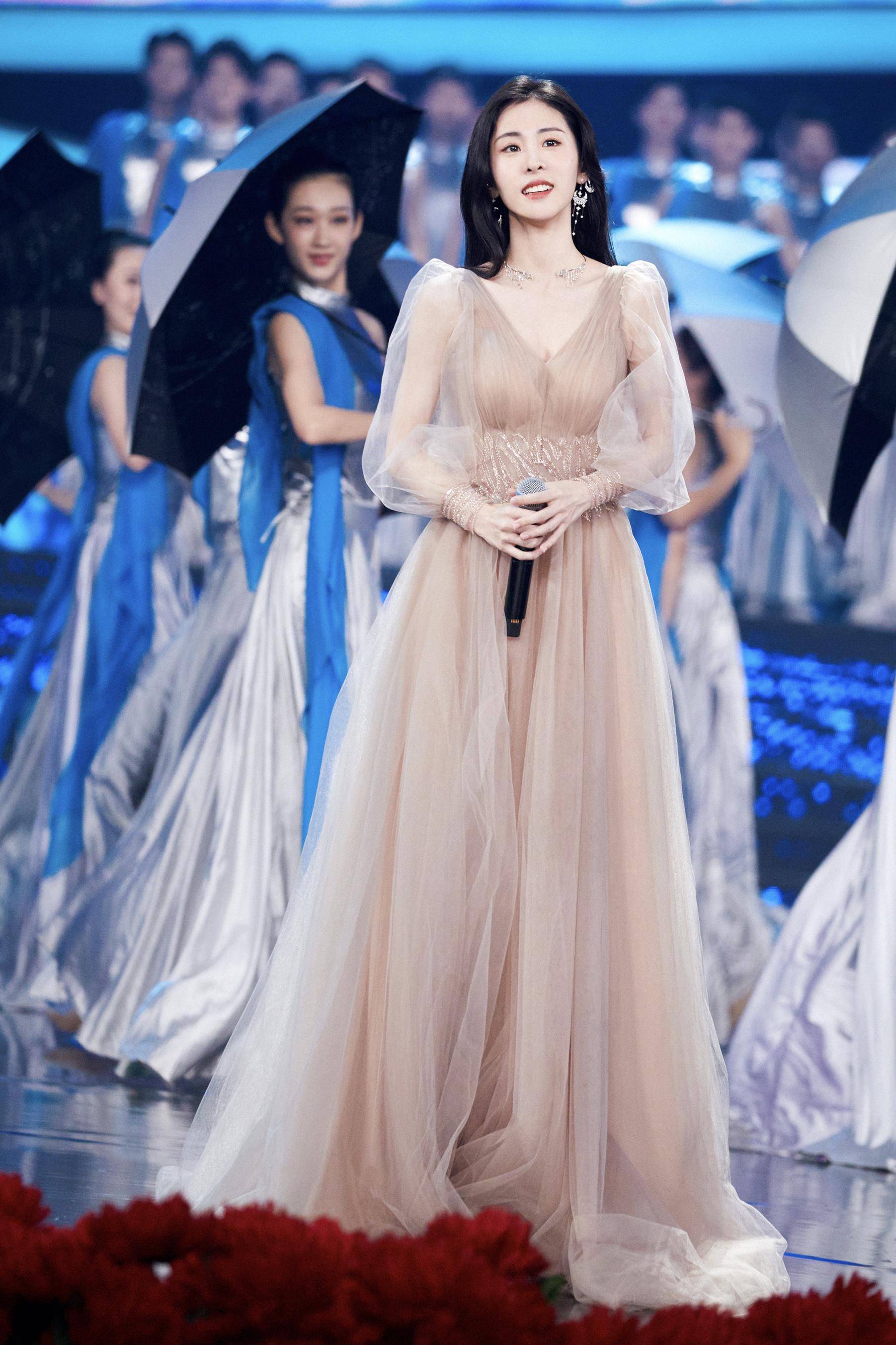 一首《凉凉》火遍华人圈,国庆晚会上卡其色轻纱长裙,仙气十足