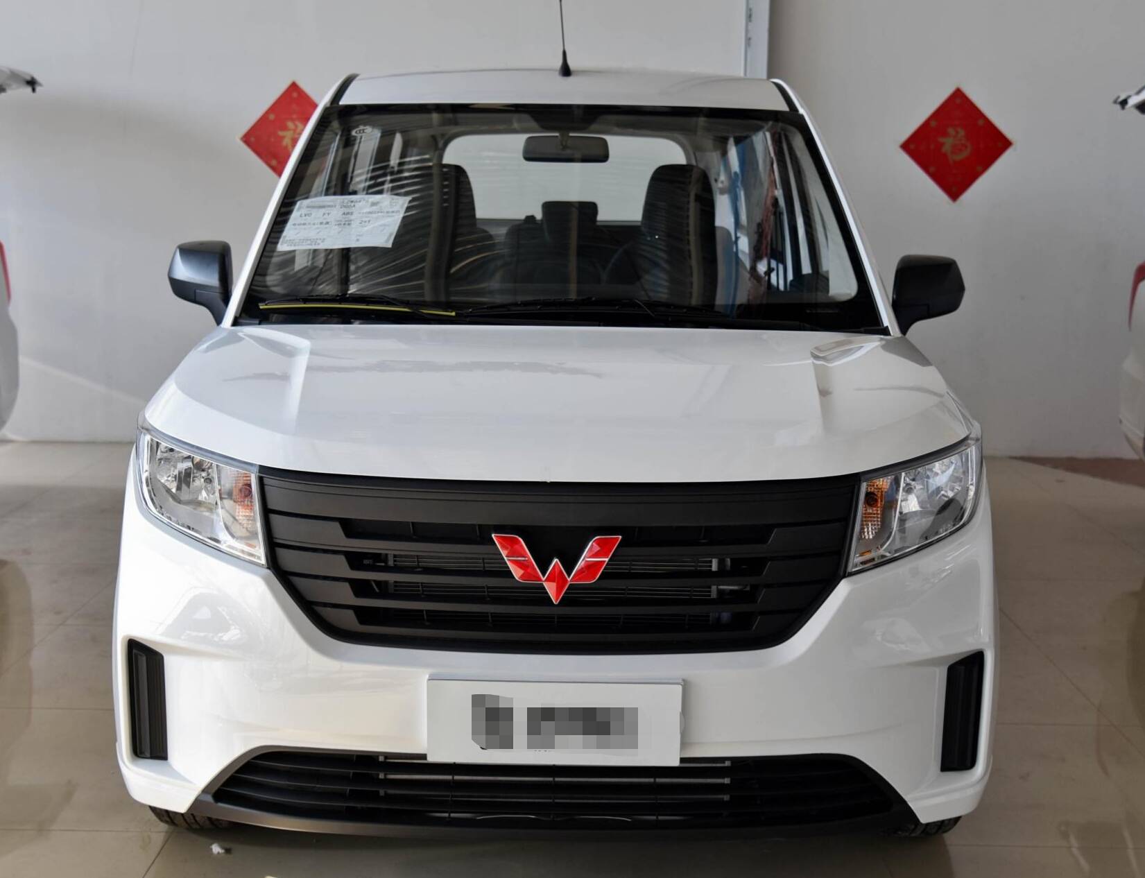 国产mpv"神车"再升级,1.5t动力落地仅5万,新五菱宏光plus真帅气