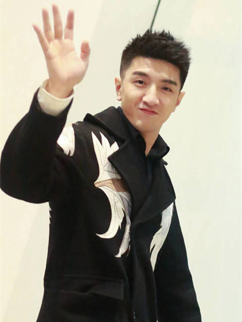 金瀚大变风格,穿蓝色呢衣帅气逼人,却被头上的呆毛抢了镜!