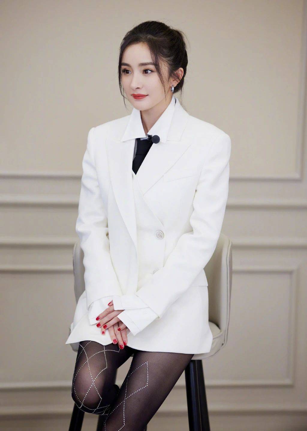 杨幂壁纸第75期幂幂白色廓形衬衣搭配闪钻丝袜又美又有型