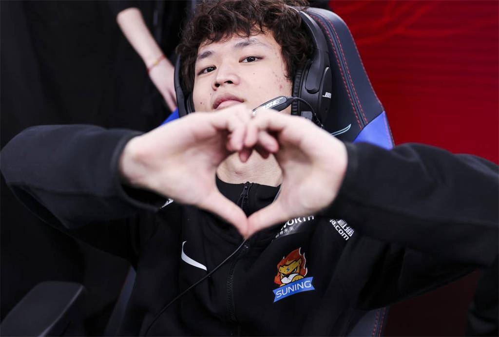 在我看来,焕峰有成为全球顶级adc的实力,不过还差