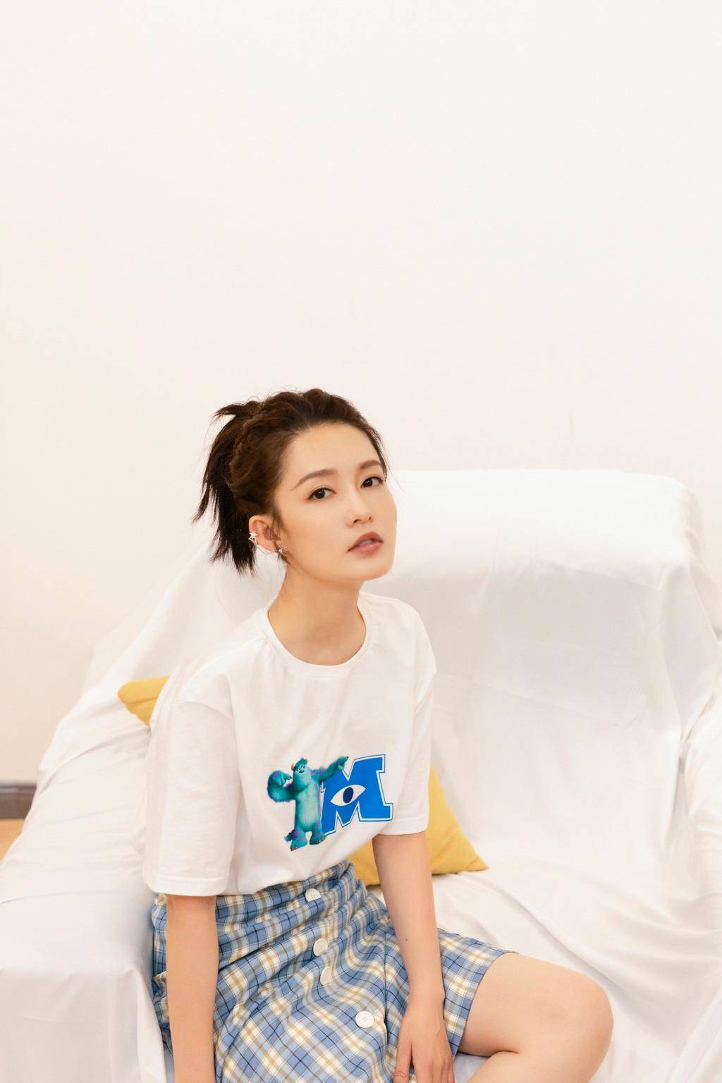 李沁就是"初恋脸",穿白t配格子裙,清新养眼少女感十足