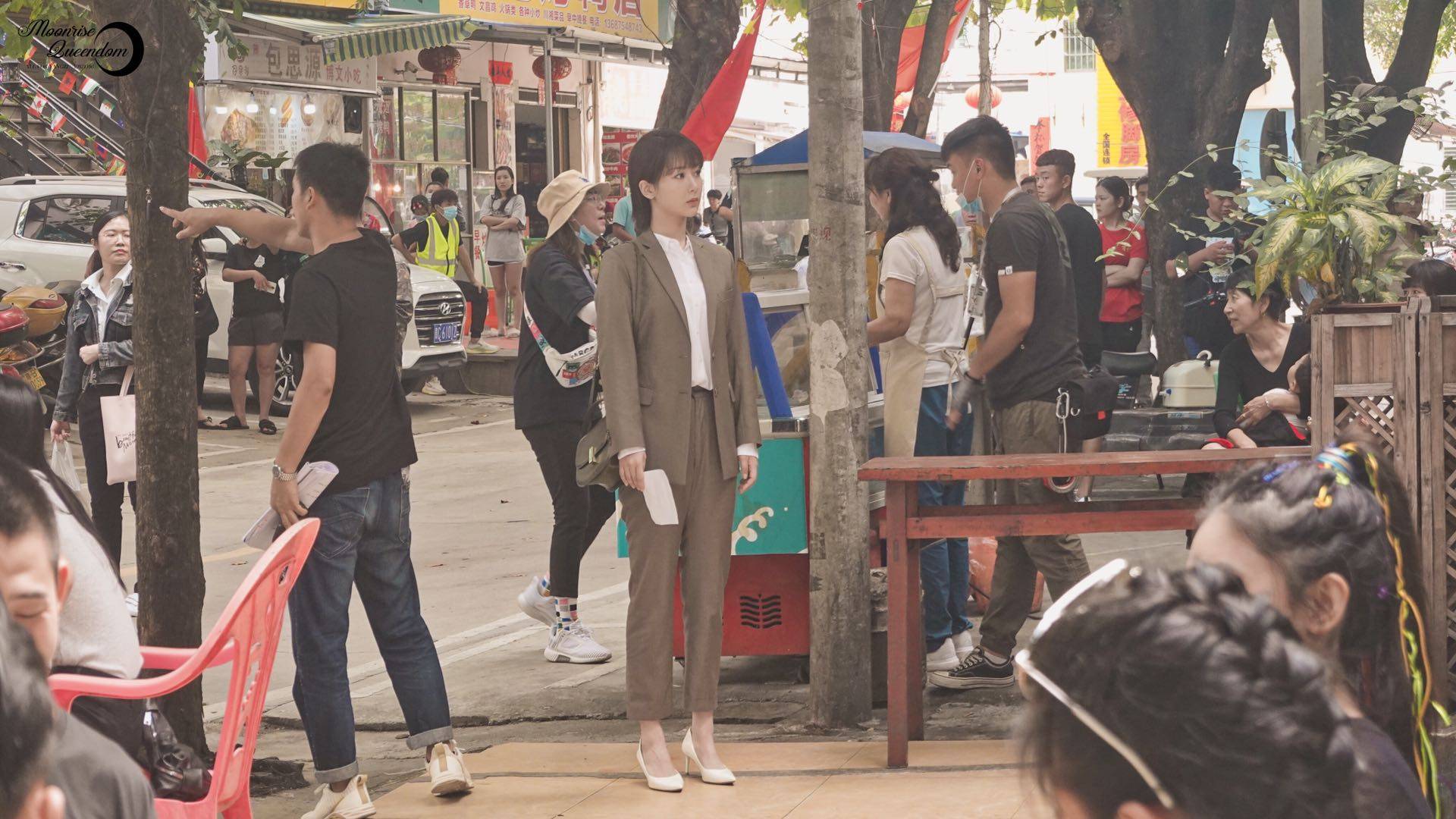 杨紫《女心理师》路透,一身西装简洁干练令人期待_手机搜狐网