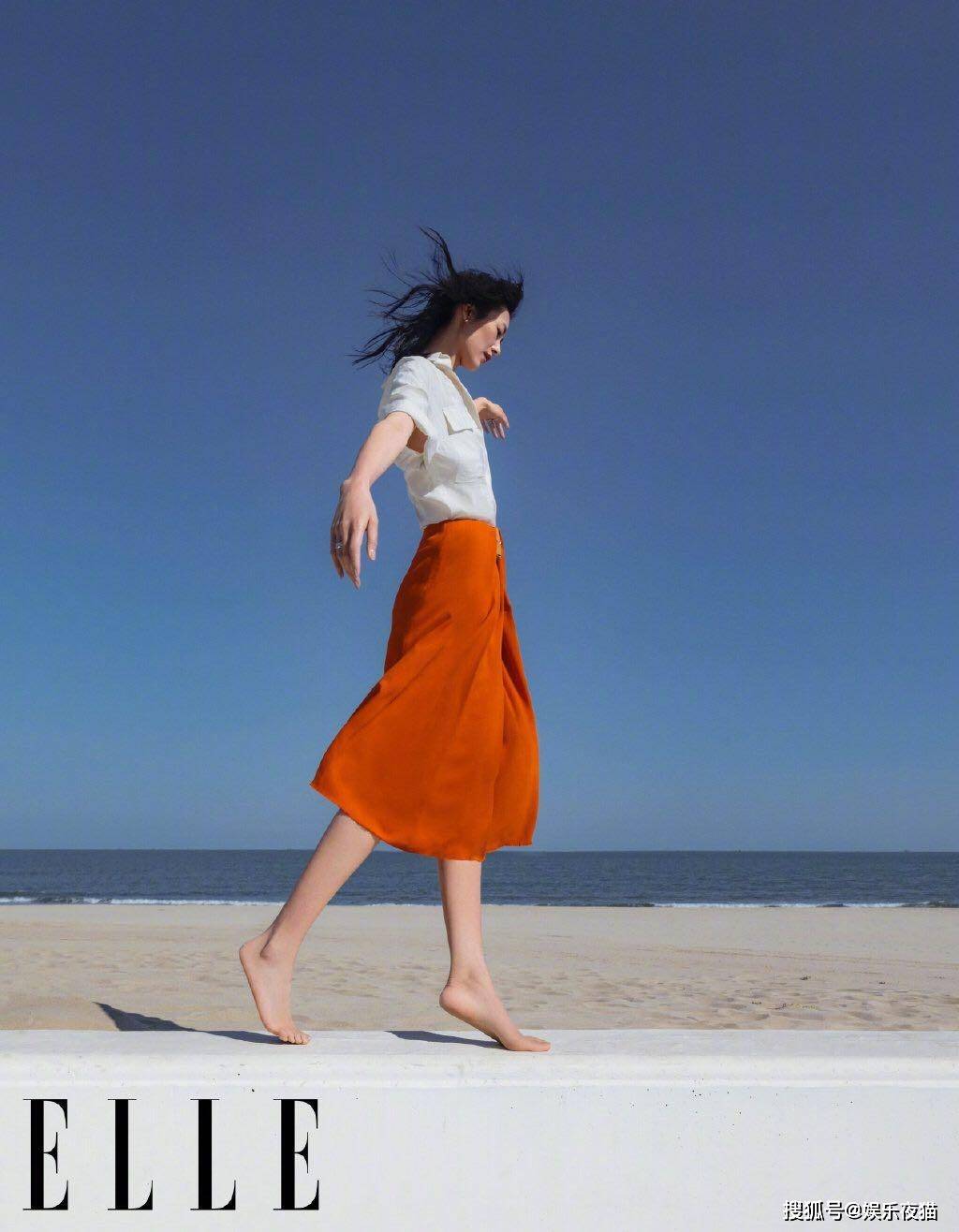 刘雯模特身材真出众一组海边踏浪时尚大片太唯美