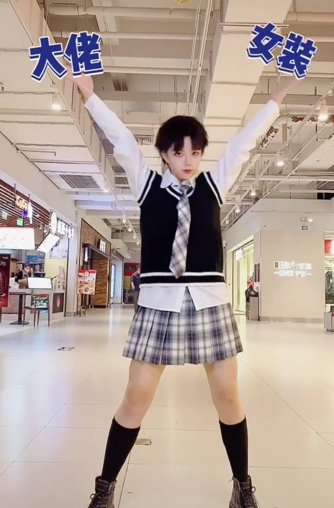 王奕萌尝试短发造型骗粉丝这是她弟弟却因小短腿暴露身份