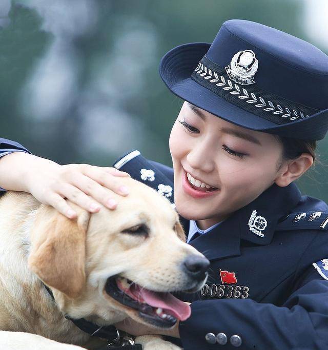 正规女式警服图片