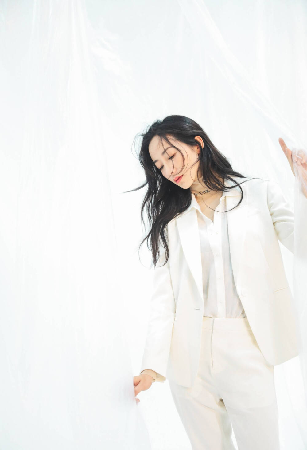 又被韩雪的白色西装造型惊艳到清新明媚又干练潇洒超美打工人