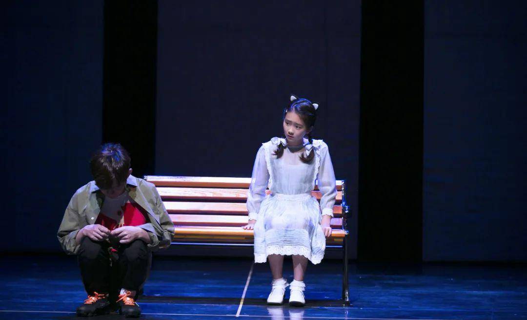 从第一次登台演出到如今,黄多多已经奔波走过 40 多个城市,参演了话剧