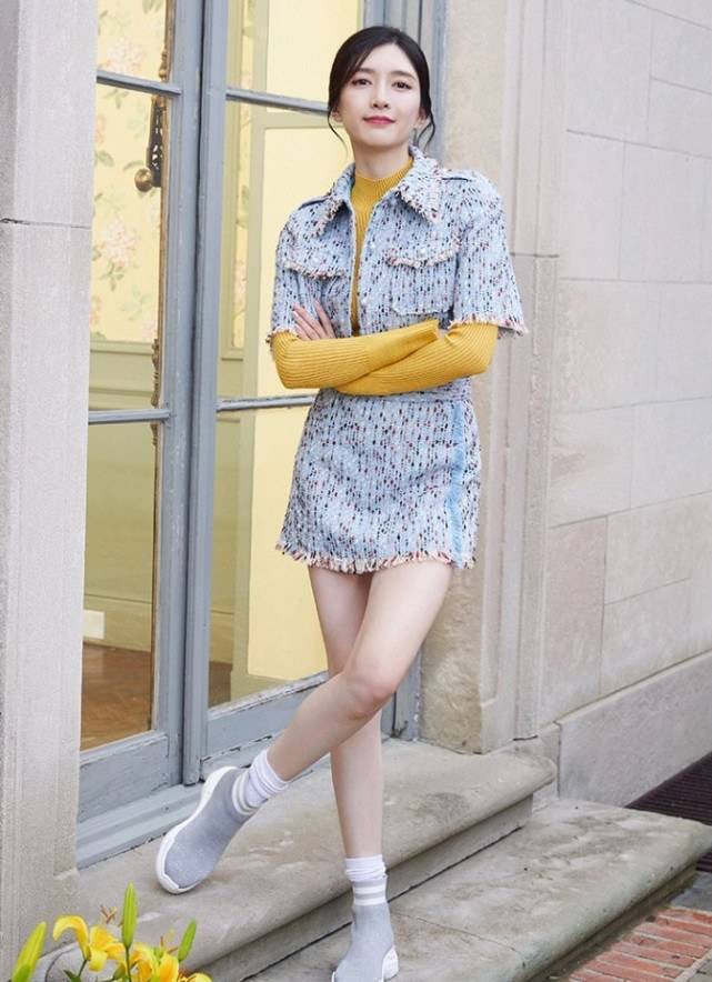 女生都怕胖的白色长袜,江疏影把它扯成堆堆袜后,穿出腿细到不行