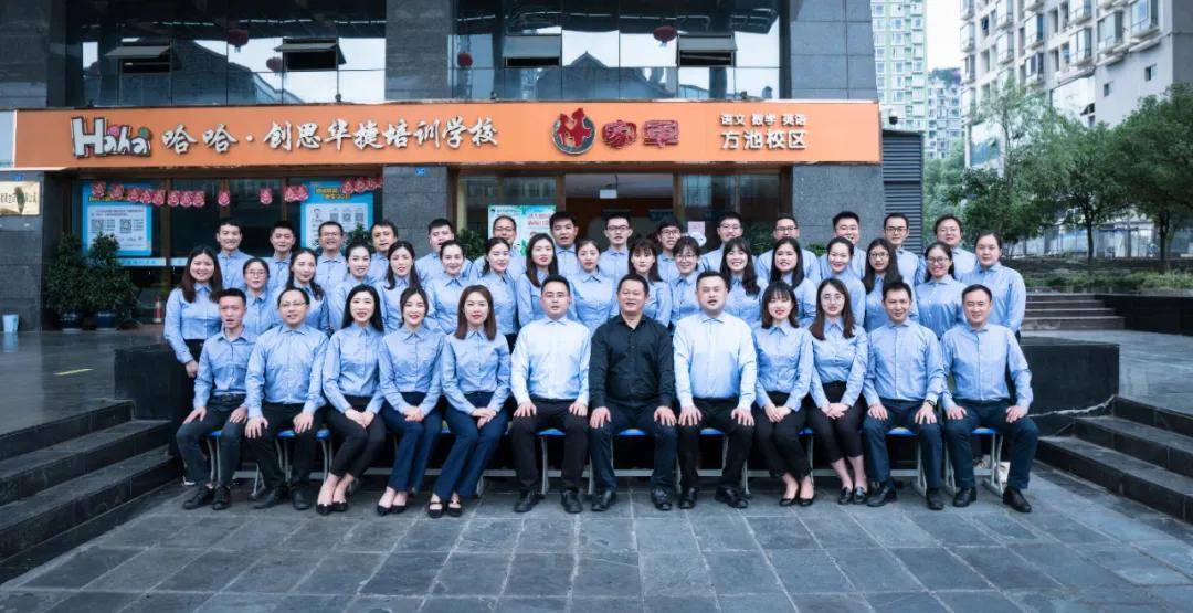 林成根数学团队成熟师资敞亮整洁的教室,配有多媒体供老师教学,寓教于