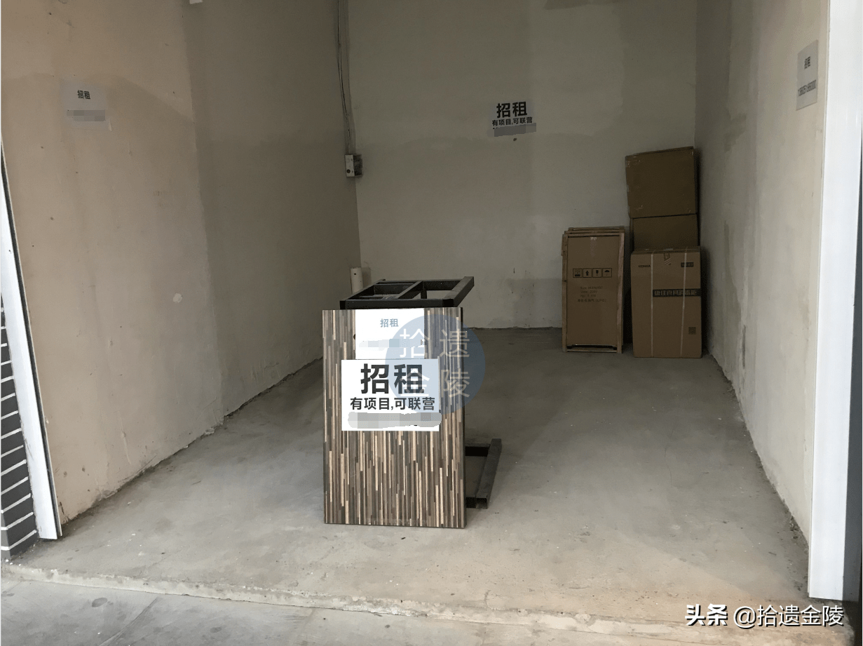 在我印象中,南京夫子庙一向都是一铺难求的,这种出现大批空店铺的情况