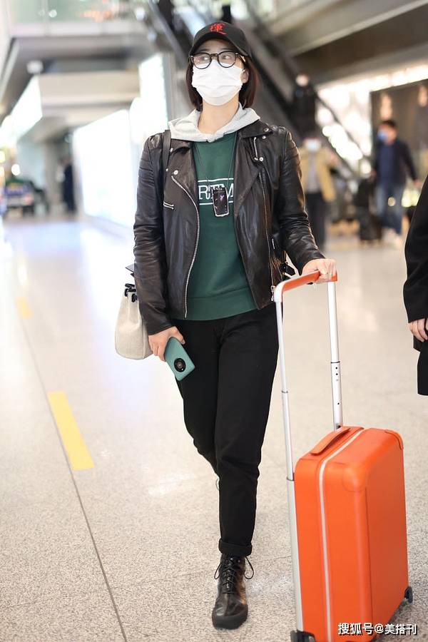 许久未见的蒋欣一身休闲装亮相皮衣配皮靴帅气潇洒人瘦了好多