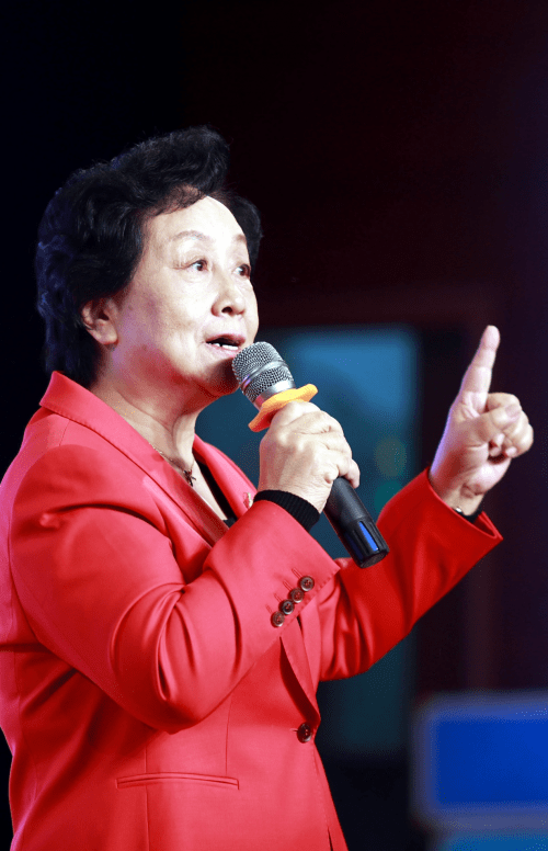 让每个孩子都精彩——"知心姐姐"卢勤老师走进人大附中经开学校