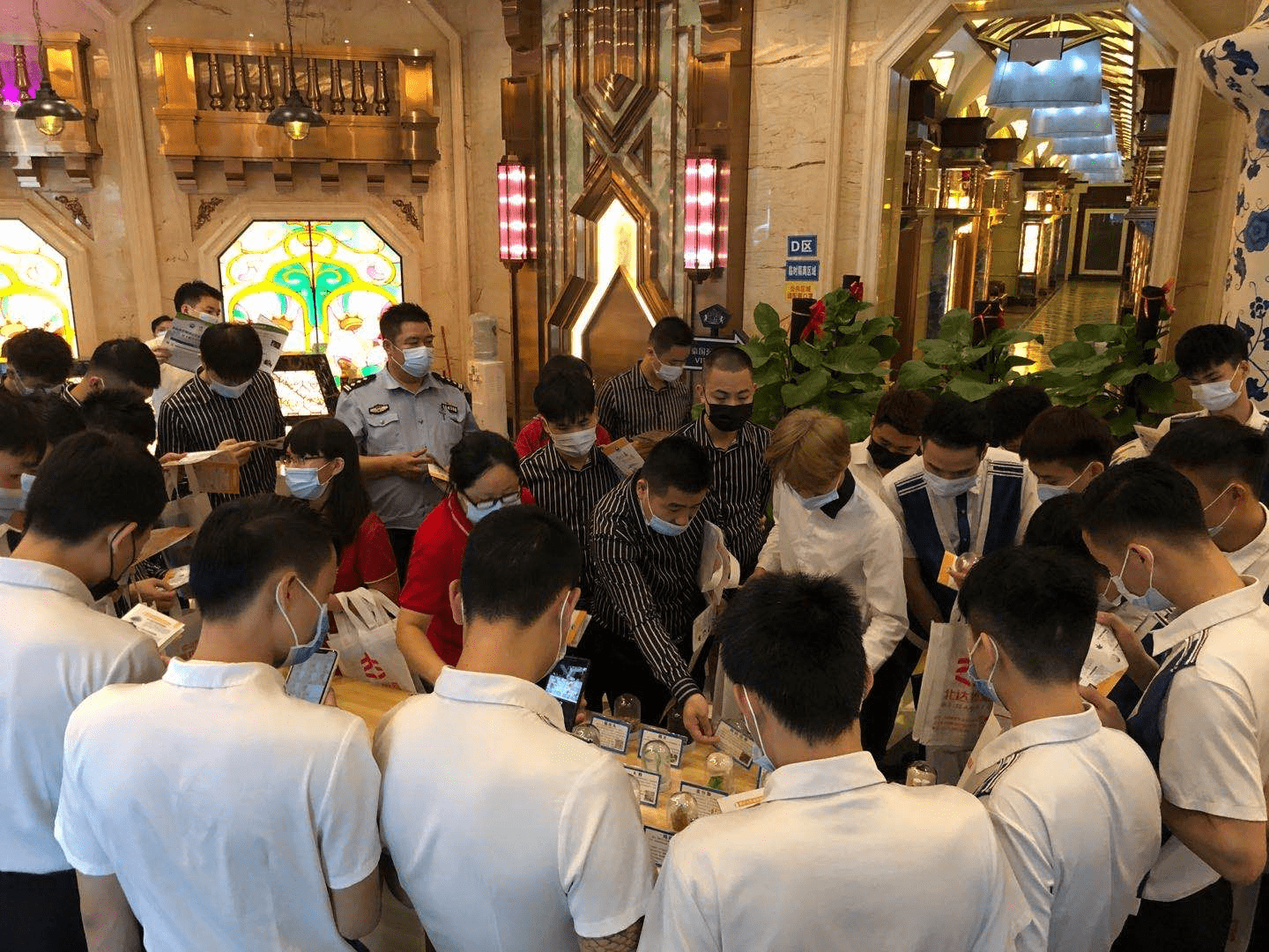 坦洲公安深入辖区娱乐场所万豪ktv开展禁毒宣传