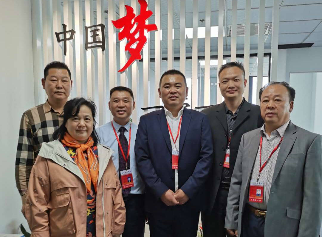 主任王远仁与贝宁华侨华人会名誉院长孙益民(左一),上海中心理事沈安