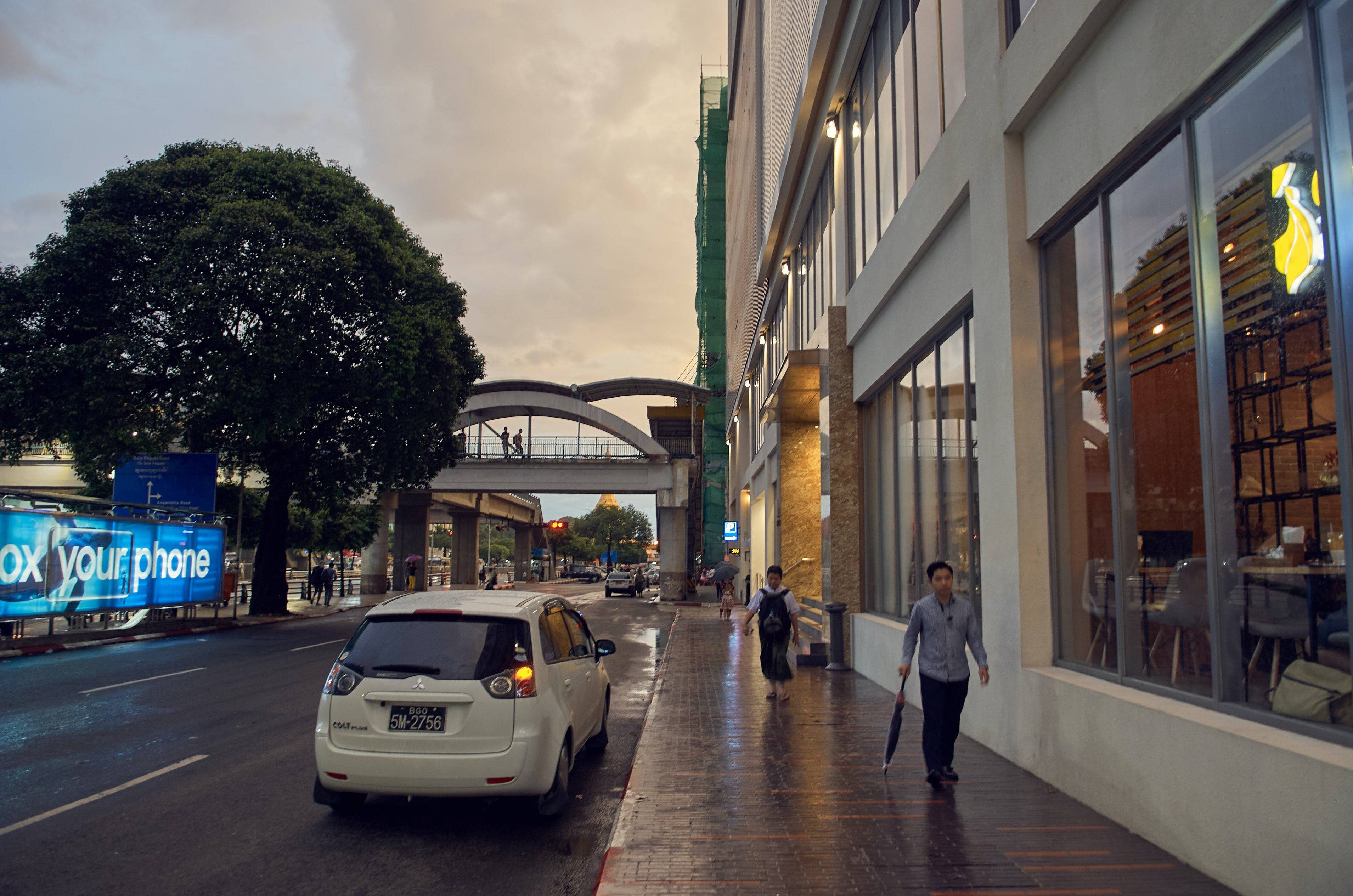 夜幕中的海港城市仰光尽显缅甸英伦文化繁华中透古老历史