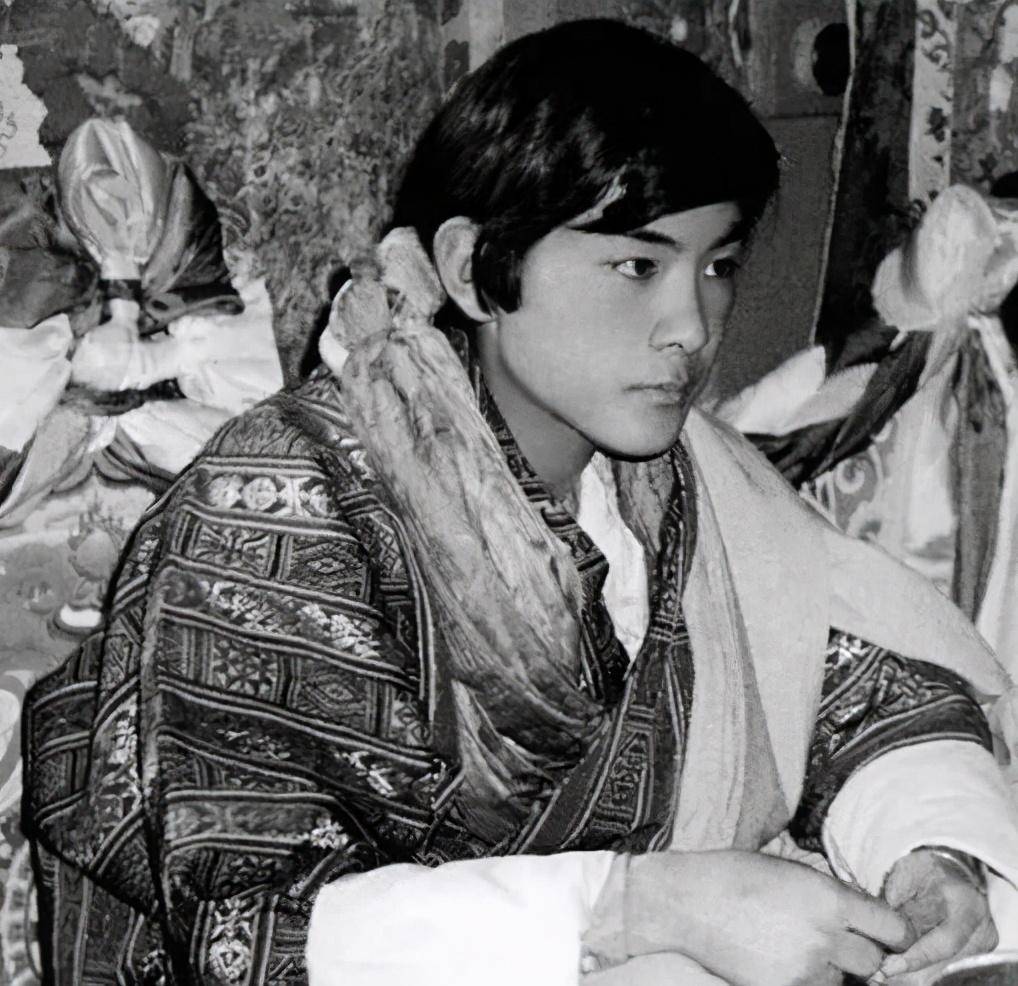 不丹前国王娶4个亲姐妹为妻,为避免后宫争宠,他想到了这个妙招_辛格