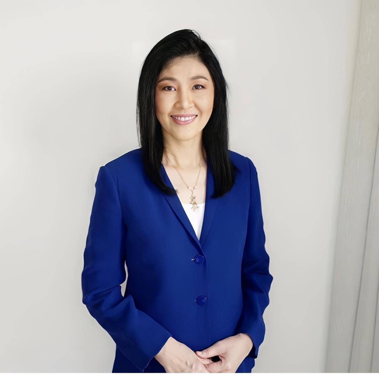 泰前总理英拉晒新照!穿蓝色西装笑容甜美,侄女芙蓉出水胜过姑姑
