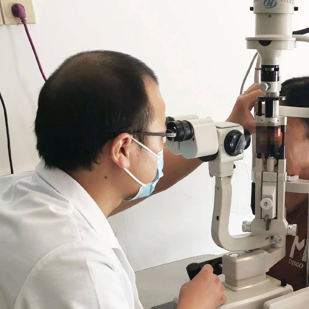 (王主任给患者检查眼睛)