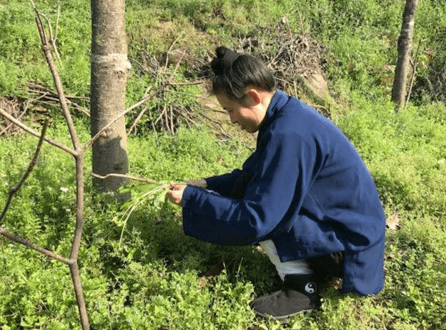 游客们也能找健谈的女道士聊天