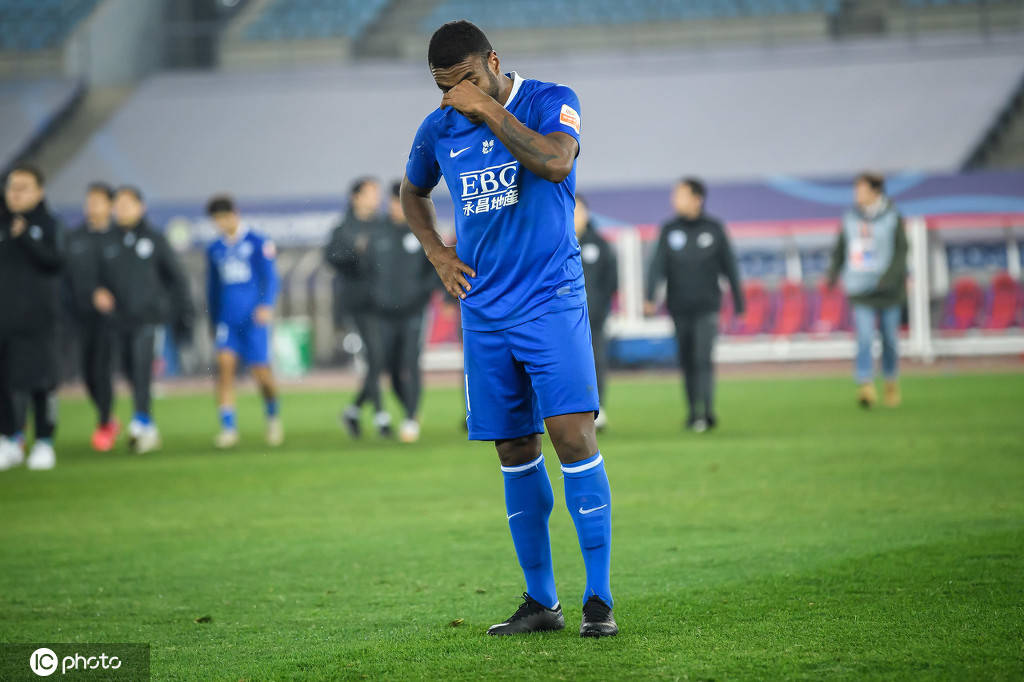 再回中甲!永昌球迷不离不弃 穆里奇难掩伤心-gif