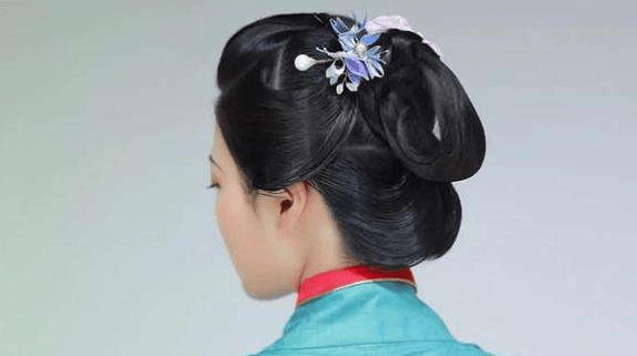 堕马髻是魏晋时期的妇女们常梳的一种发型,从外观上看来,还与倾髻有