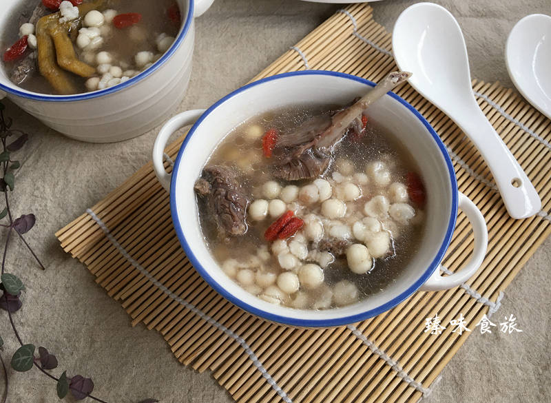 入冬后,我家常用水中桂圆煲汤,清润少脂,适合干燥天喝