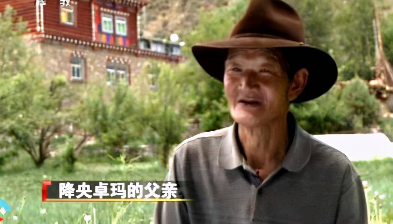 父亲说起女儿一脸自豪2014年8月,降央卓玛跟丁珍曲扎结婚,在成都买房