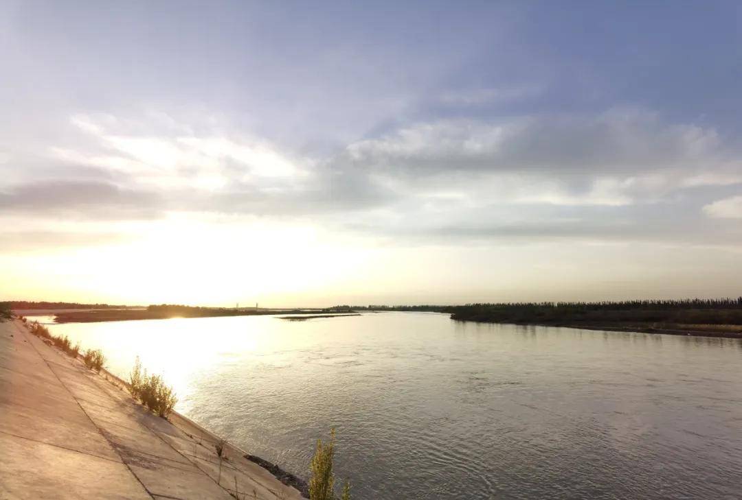 望着怀旧,浪漫,奔腾不息的伊犁河水,令人遐想不已.