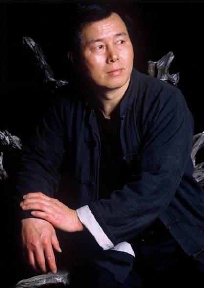 系著名当代艺术家,中国美术家协会会员,中国根艺美术大师,福建省雕塑